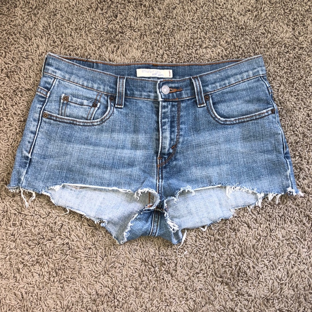 URBAN OUTFITTERS VINTAGE LEVI’S CUTOFF JEAN SHORTS